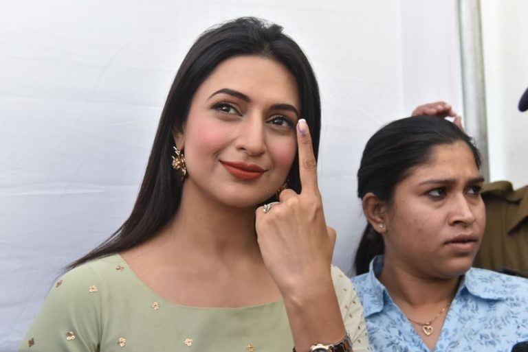 Divyanka Tripathi Calls Out Man For Throwing Puja Material In The Sea