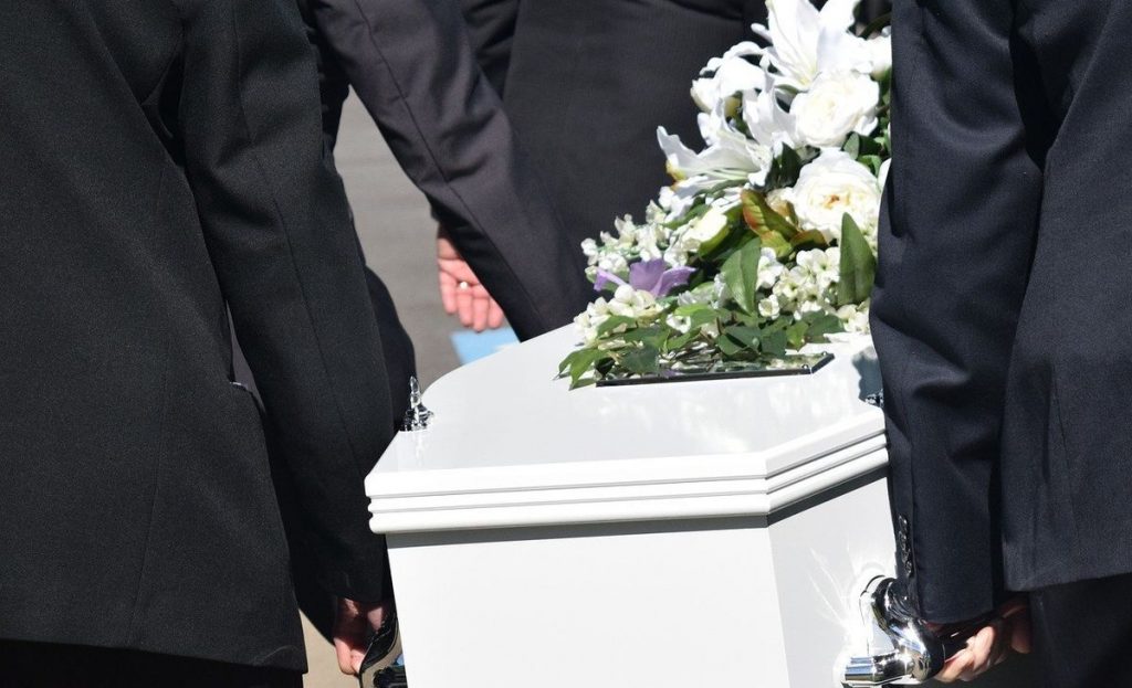 Sisters Find Stranger’s Body in Their Mother’s Casket Due To Funeral Home Mix-Up