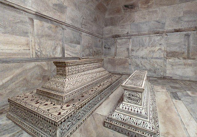 The actual tombs of Mumtaz Mahal and Shah Jahan in the lower level