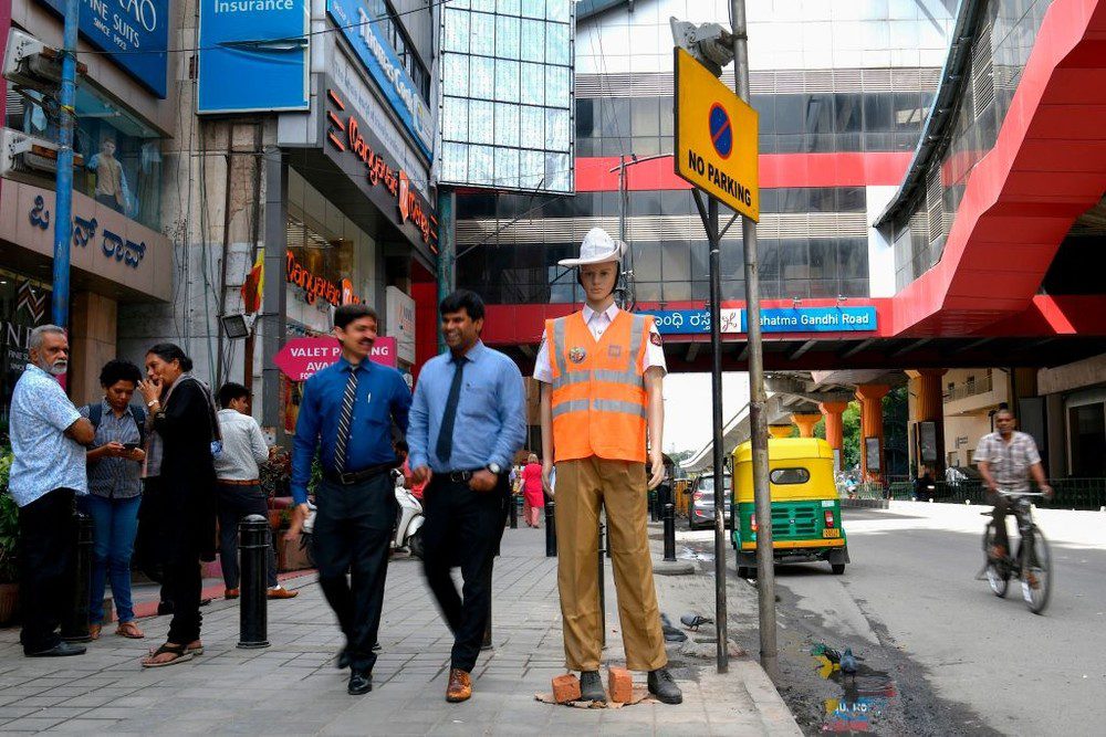 An earlier experiment with mannequins as traffic cops