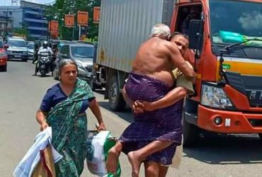 Kerala Man Carries Old, Ailing Father on Foot After Cops Stop Them During Lockdown