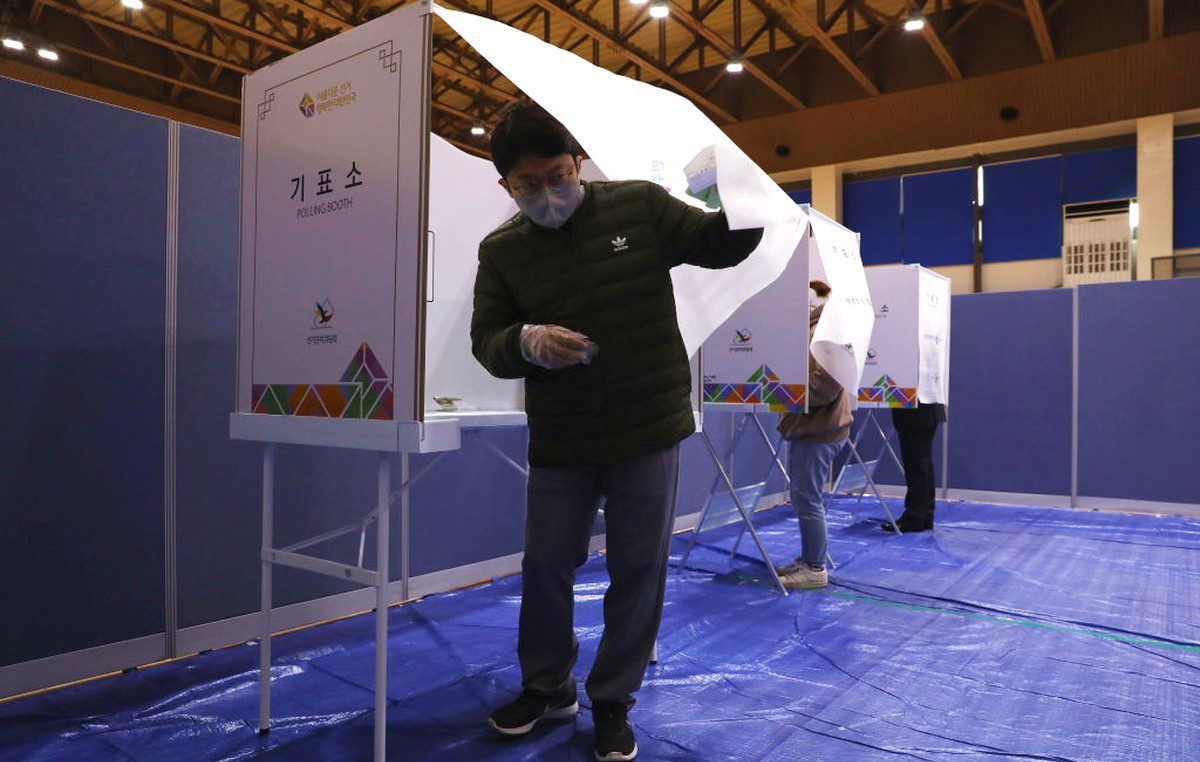 South Korea Holds Elections in The Middle of The Outbreak