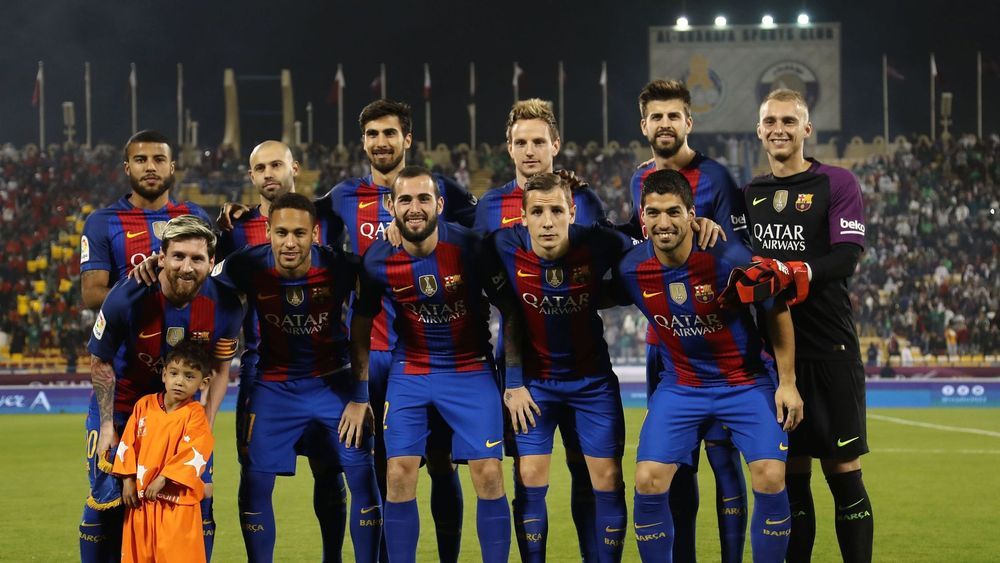 Ahmadi poses for a picture with the Barcelona team