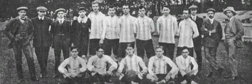 Tim Nasional Argentina mengenakan kemeja biru pucat untuk debut mereka melawan Uruguay pada tahun 1902.
