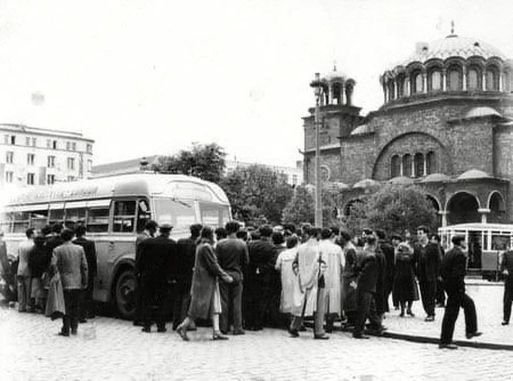 Passengers boarding on Calcutta to London Bus